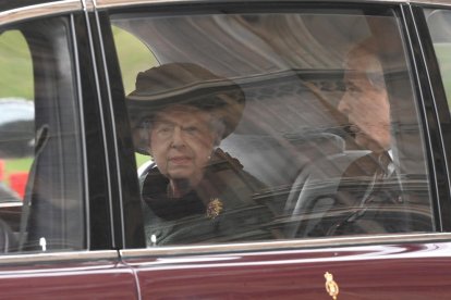 Elisabeth II exhibeix el seu suport al príncep Andreu en l'homenatge al duc d'Edimburg