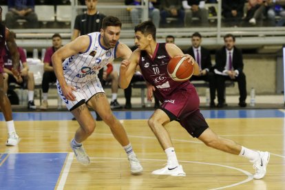 Matulionis, defensant Juani Marcos en el partit disputat a Alacant de la passada campanya.