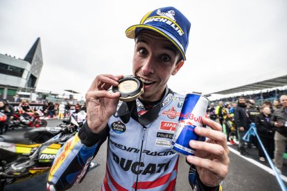 El lleidatà, flanquejat al podi per Marco Bezzecchi i Maverick Viñales.