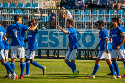 Jugadors del Lleida celebren un dels dos gols que van marcar ahir a Saragossa.