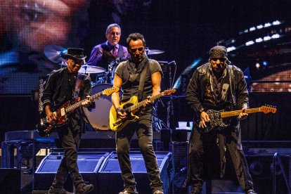 Bruce Springsteen entre los guitarristas Nils Lofgren y Steve van Zandt en el Camp Nou. 14 de mayo de 2016. (horizontal) Fecha de publicación: domingo 15 de mayo del 2016, 16:49