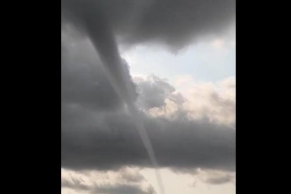 La mànega que un usuari de Twitter ha fotografiat davant de la costa de Mont-roig (Tarragona).