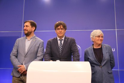 Carles Puigdemont, junto a los eurodiputados Clara Ponsatí y Toni Comín.