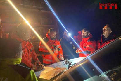 Bomberos y Mossos planificando la búsqueda el lunes por la noche. 