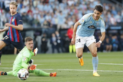 Gabri Veiga supera a Ter Stegen en la jugada del primer gol del partido.