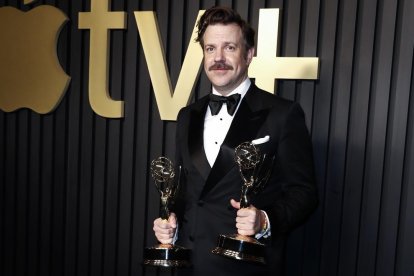 El actor estadounidense Jason Sudeikis posa con los Premios Emmy a 'Serie de Comedia de Actor Principal' y 'Serie de Comedia Destacada'.