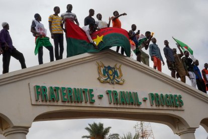 Manifestants damunt l’entrada a l’Assemblea Nacional durant un míting a Niamey, dijous.