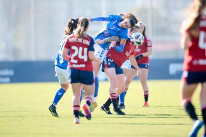 Iris Aixalà intenta rematar una pilota aèria davant de Patri Zugasti, autora del primer gol de l’Osasuna.