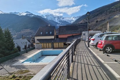 La piscina pública de Gausac, vacía y en desuso.