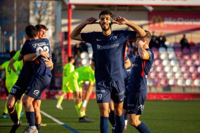 Youssef celebra su primer gol y el segundo del Atlètic Lleida ayer.