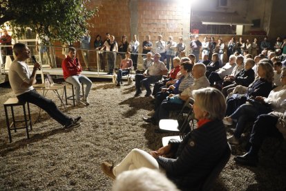 Albert Llimós i Sique Rodríguez, ahir a la presentació de la novel·la al pati de la llibreria La Fatal.