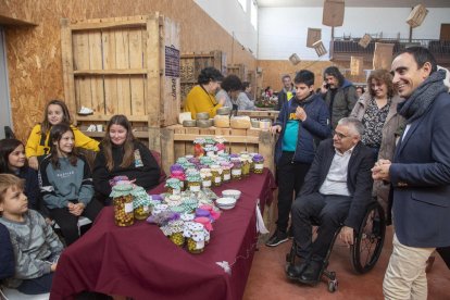 Visitantes en la feria De Prop ayer ante un puesto de quesos.