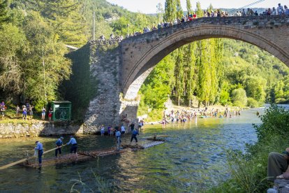 Los ‘raiers’ de La Pobla de Segur volvieron a surcar el Pallaresa en Gerri cien años después de la última bajada. 