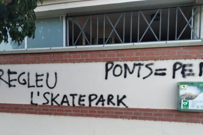 Una de las pintadas aparecidas en equipamientos de Ponts.