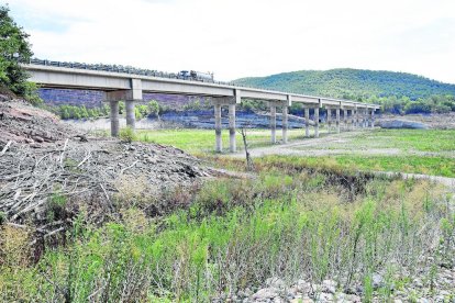 Imagen de la cola del pantano de Rialb en el puente de Nuncarga, en una zona normalmente inundada.