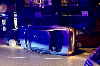 Una joven volcó su vehículo en la avenida Pere III de Balaguer.