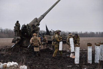 Les tropes ucraïneses es preparen per disparar contra l’exèrcit rus a prop de Bakhmut.