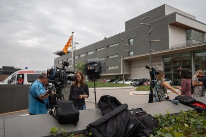 Varios medios de comunicación en el exterior del Hospital de Sant Pau de Barcelona este martes.