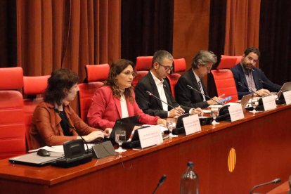 La consellera de la Presidencia, Laura Vilagrà, y miembros de la Comisión de Asuntos Institucionales durante la sesión este viernes en el Parlament.