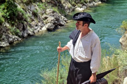 El congost de Collegats, al Pallars Sobirà, però sobretot l'Argenteria han estat els escenaris del rodatge de la pel·lícula 'Canigó 1883'. El film dirigit per Albert Naudín rememora les excursions que mossèn Jacint Verdaguer va fer abans d'escriure Canigó. L'actor que interpreta el paper de mossèn Cinto de jove és Santi Pocino que fa el recorregut per les muntanyes. El punt culminant de la gravació al Pallars ha estat Verdaguer als peus de la Noguera Pallaresa, meravellat per l'Argenteria i veient el pas d'un rai. Aquest indret va ser font d'inspiració per Verdaguer a qui va dedicar versos i posteriorment va escriure 'La cançó del raier'.

El film està dirigit per Albert Naudín, amb guió de Bernat Gasull i Albert Naudín i amb un repartiment de luxe format per Lluís Soler al paper de Jacint Verdaguer de 1901, Sílvia Bel interpretant Flordeneu, Xavier Boada al paper de Jaume Collell, amic íntim de Verdaguer i Santi Pocino, interpretant el vessant més aventurer de Jacint Verdaguer.

Pocino ha explicat que el seu paper és 