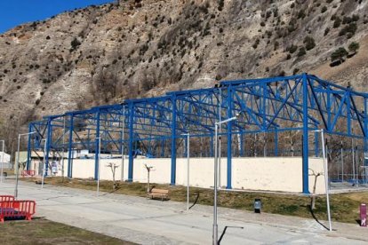 Las obras para cubrir la pista polideportiva de Llavorsí.