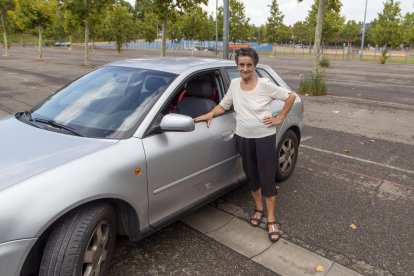 Carme Solé, de 78 años, junto a su vehículo, que utiliza de forma habitual para moverse por Lleida. 