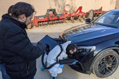 Agentes de los Mossos utilizando la nueva tecnología. 