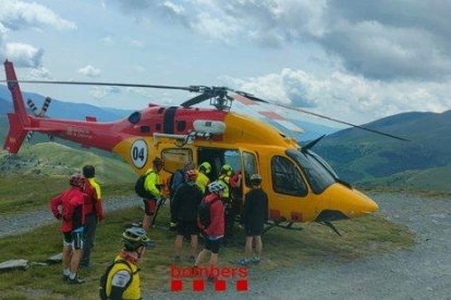 Un moment del rescat del ciclista accidentat a Espot.