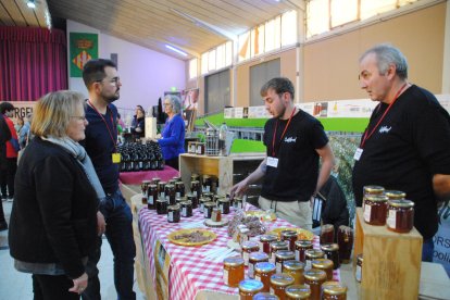 La sala La Cultural de Bell-lloc acoge la primera feria de vino y gastronomía de Bell-lloc.