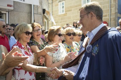 El president del PP, Alberto Núñez Feijóo saluda unes dones durant la LXXI Festa do Albariño celebrada a Cambados, Pontevedra, aquest diumenge.