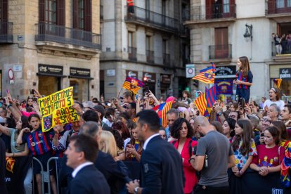 Aficionados se concentran para ver a las jugadoras del Barça femenino de fútbol celebrar su victoria en la Champions League.