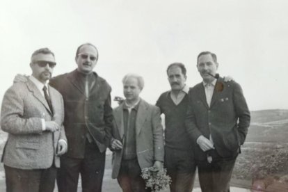 De izquierda en derecha, Josep Vallverdú, Guillem Viladot, Leandre Cristòfol, Ton Sirera y Francesc Porta en 1967 en el Pilar d'Almenara, en Agramunt.