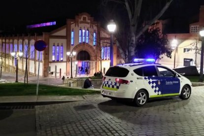 Un vehicle de la Guàrdia Urbana de Lleida davant del Mercat del Pla