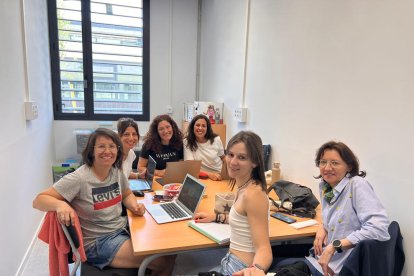 Un grupo de docentes de atención a la diversidad, reunidas en el nuevo colegio Minerva. 