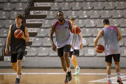 Amadou Sidibé se ejercitó ayer por primera vez con sus nuevos compañeros.