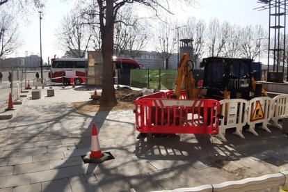 Renovació del paviment a la plaça entre les avingudes Blondel i Madrid