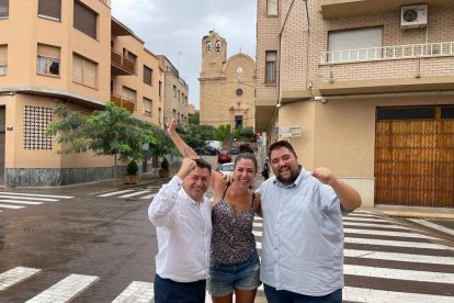 El alcalde de Alcarràs, Jordi Janés, con una de las actrices de la película, Montse Oró, y el concejal Gerard Companys, concejal de cultura y uno de los extras en la película, este martes en Alcarràs.