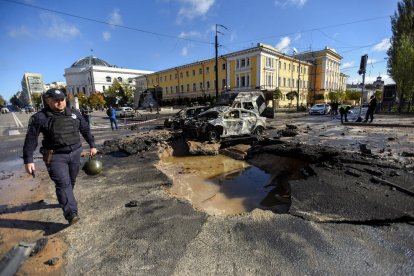 Imagen de unas de las zonas bombardeadas ayer en Kyiv, la capital ucraniana.