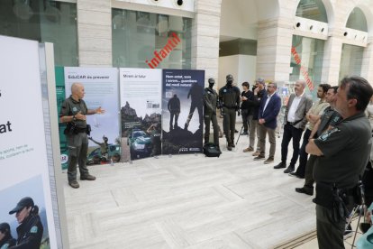 Inauguración ayer de la exposición sobre los Agentes Rurales en la Biblioteca Pública. 