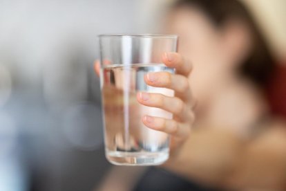 Beber agua ayuda a prevenir los golpes de calor.