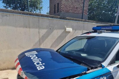 Estat del cotxe de mossos envestit per un camió que es dirigia a una rave a Ivars de Noguera