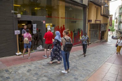 Varias personas, algunas jóvenes, haciendo cola ayer ante la EMU.