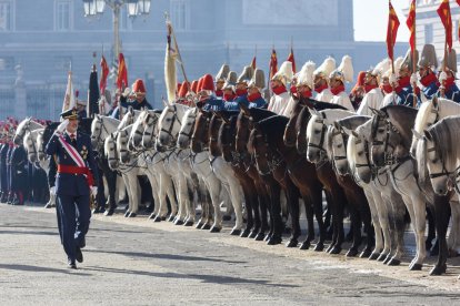 El rey pasa revista a las tropas ataviado con el traje de capitán general del Ejército del Aire.