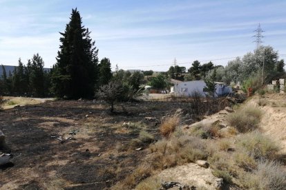 Focs de vegetació a Lleida i Juneda - Els Bombers de la Generalitat van sufocar ahir a la tarda sengles incendis de vegetació a la partida Cunillàs de Lleida, on van afectar l’exterior d’un magatzem, i a Juneda, on van cremar 3,6 hectàrees.