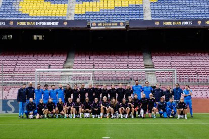 El equipo femenino del Barcelona, ayer en el Camp Nou, donde jugará hoy.