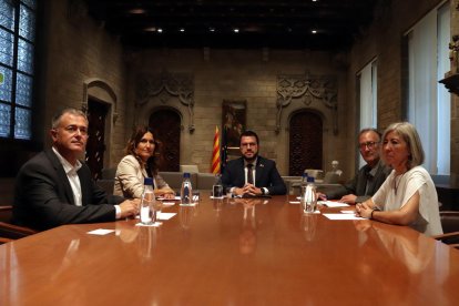 Reunión entre el presidente de la Generalitat, Pere Aragonès, la consellera de la Presidencia, Laura Vilagrà, la presidenta de la ANC, Dolors Feliu, el presidente de Òmnium, Xavier Antich, y el presidente de la AMI, Jordi Gaseni.