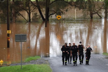 Cinco agentes de bomberos en la ciudad de Lismore. 