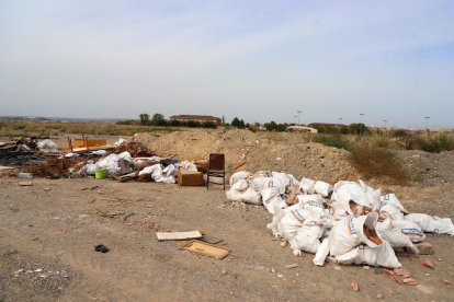 El solar que el ayuntamiento limpió por completo a finales de septiembre vuelve a estar lleno de basura.