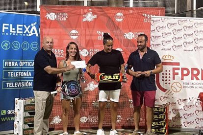 La leridana, junto a su compañera, Maite Cano, recibe el trofeo.