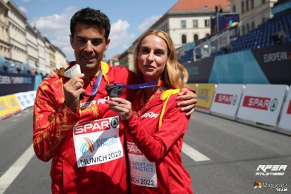 Miguel Ángel López i Raquel González, amb les medalles europees de 35 quilòmetres marxa.